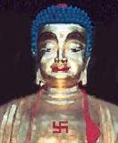 le svastika bouddhiste sur le poitrail de la statue